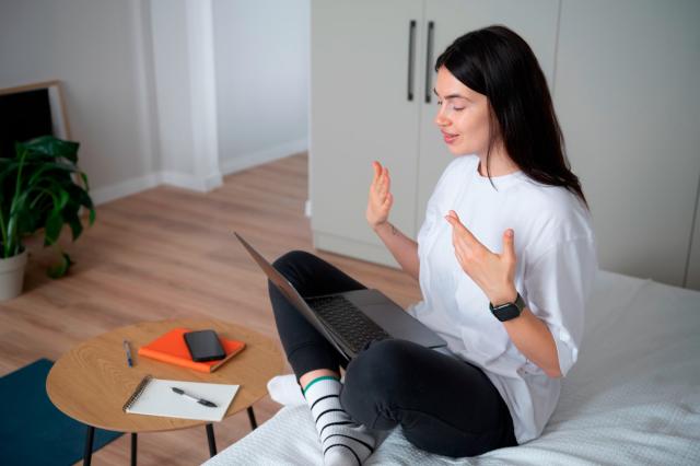 Mujer hablando a través de un ordenador